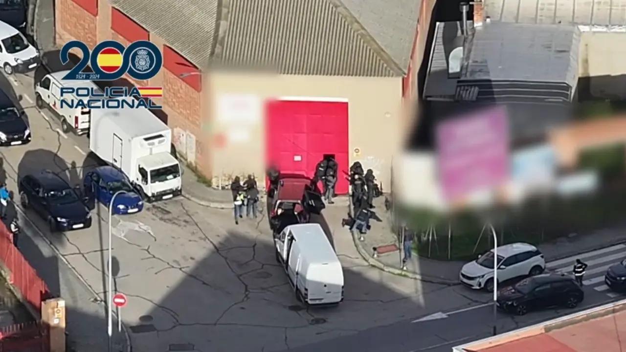 Operativo policial en una de las naves utilizadas por la organizaci&oacute;n criminal. POLIC&Iacute;A NACIONAL