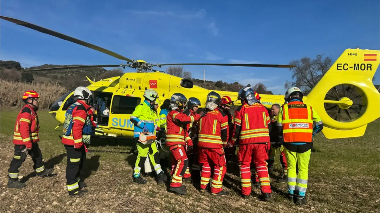 Efectivos de emergencias atienden a uno de los heridos junto al helic&oacute;ptero del SUMMA en Ambite. 112 COMUNIDAD DE MADRID
