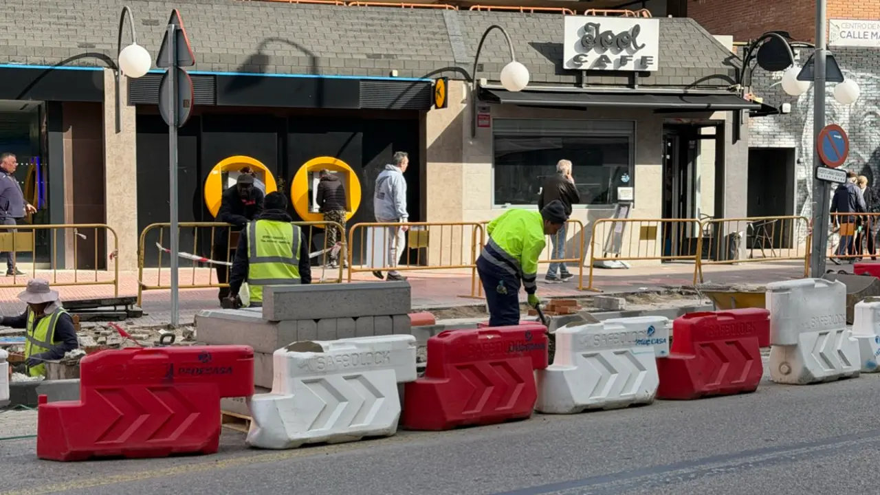 Obras de reforma en la calle Madrid de Torrej&oacute;n de Ardoz. MiraCorredor