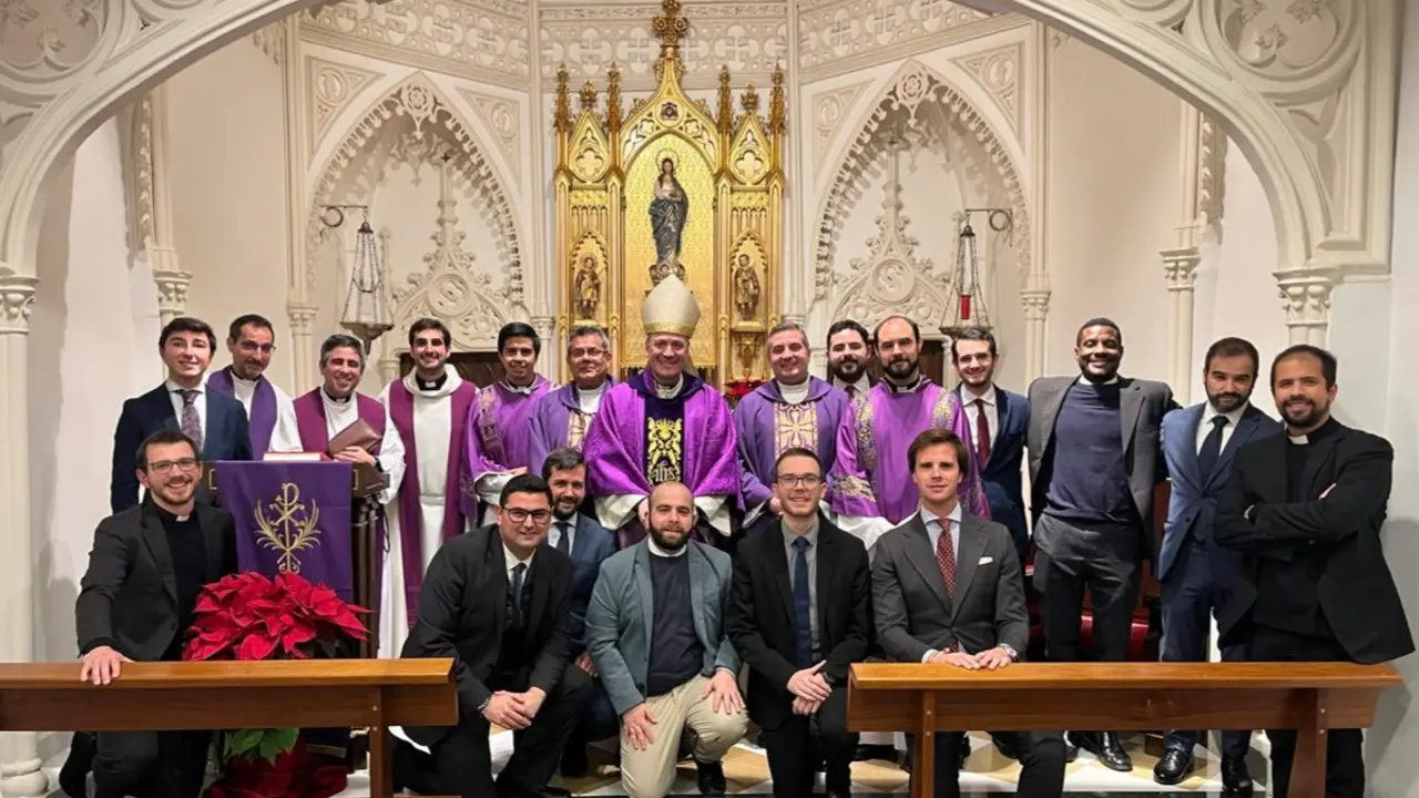 Los seminaristas y sus formadores junto con Mons. Antonio Prieto Lucena, obispo de Alcal&aacute; de Henares. DI&Oacute;CESIS DE ALCAL&Aacute;