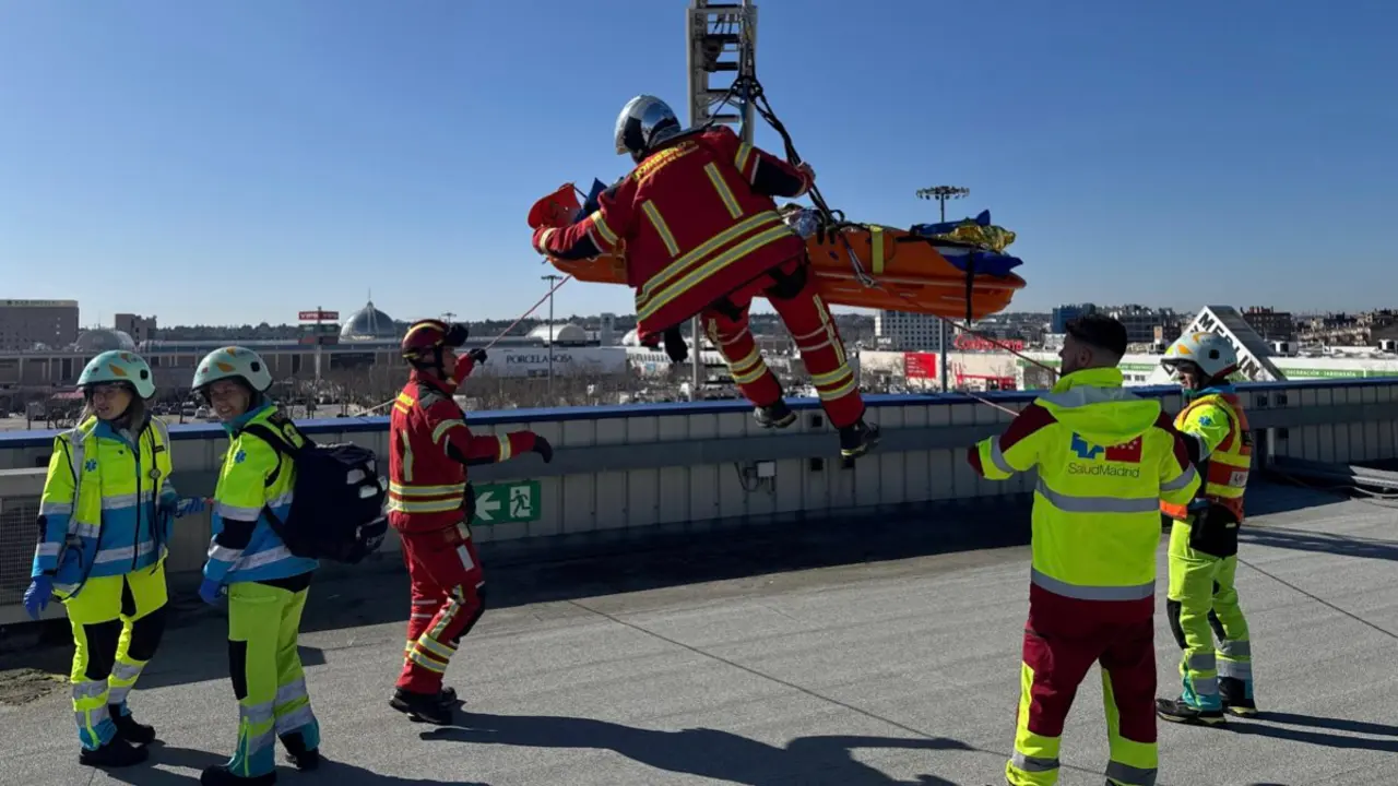 Los Bomberos de la Comunidad de Madrid evac&uacute;an al trabajador herido desde la azotea del centro comercial. 112 COMUNIDAD DE MADRID
