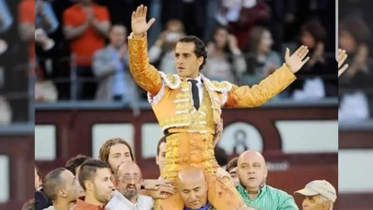 Santiago Ibarra Guill&eacute;n, &lsquo;El Yiyo&rsquo;, sacando a hombros al torero Iv&aacute;n Fandi&ntilde;o. NUEVA ONDA YUNQUERA