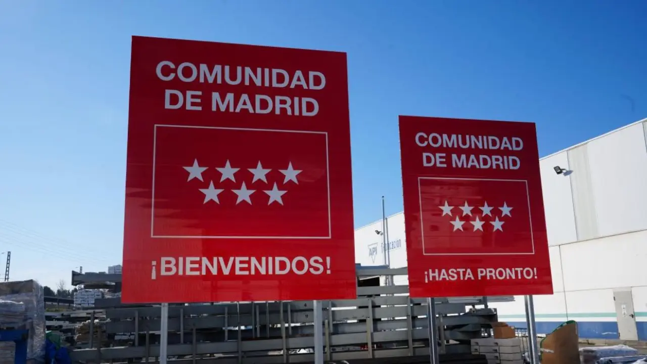 Nuevas se&ntilde;ales de bienvenida de la Comunidad de Madrid con el dise&ntilde;o renovado. COMUNIDAD DE MADRID