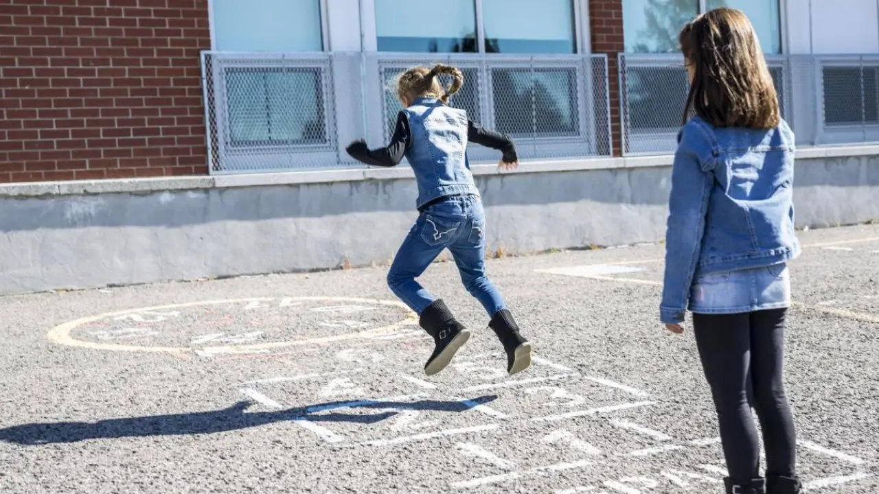 Alumnos jugando en el patio de un colegio en una imagen de archivo. COMUNIDAD DE MADRID