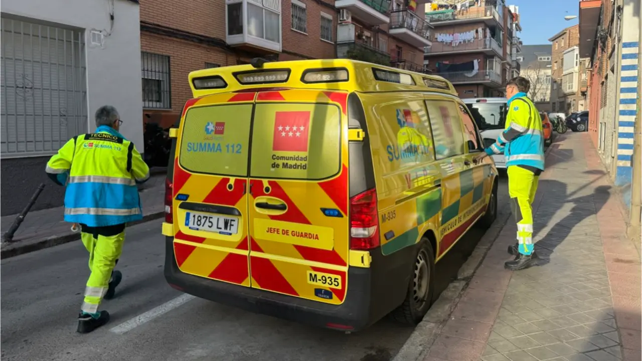 Sanitarios del SUMMA junto al domicilio donde ha sido hallada la v&iacute;ctima en Carabanchel. 112