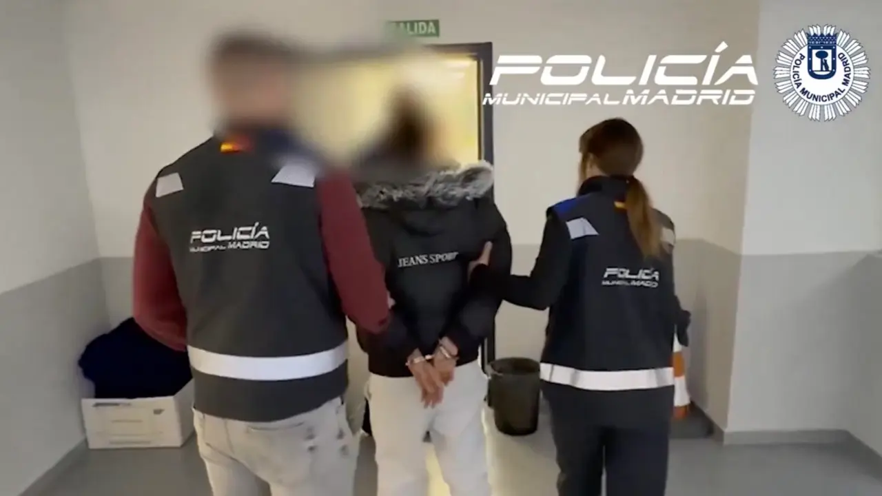 Agentes de la Polic&iacute;a Municipal de Madrid trasladan al detenido en dependencias policiales. POLIC&Iacute;A MUNICIPAL DE MADRID