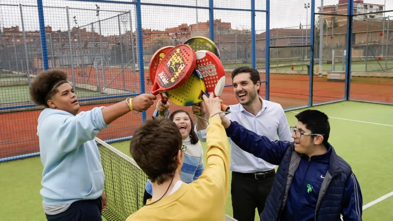 El alcalde de Torrej&oacute;n de Ardoz, Alejandro Navarro, junto a participantes de la escuela de p&aacute;del adaptado en las instalaciones municipales. AYUNTAMIENTO DE TORREJ&Oacute;N DE ARDOZ