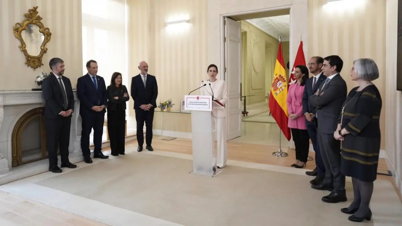 Isabel D&iacute;az Ayuso durante la firma del nuevo modelo de financiaci&oacute;n universitaria. COMUNIDAD DE MADRID