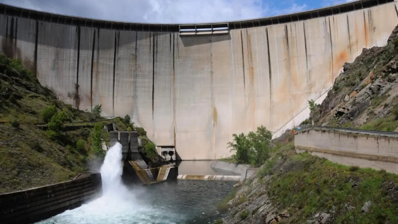 Presa de un embalse de la Comunidad de Madrid tras el aumento de reservas por las lluvias de febrero. COMUNIDAD DE MADRID