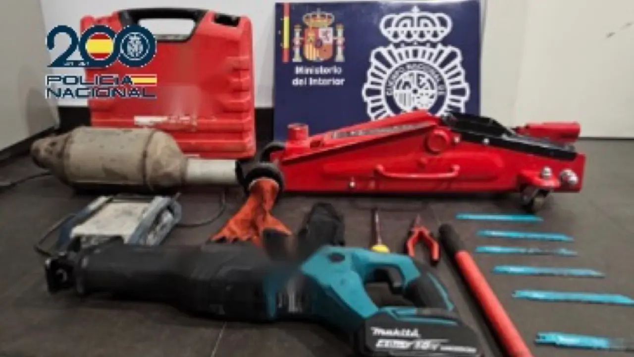 Herramientas y catalizadores intervenidos en la operaci&oacute;n contra los ladrones detenidos en Alcal&aacute; de Henares. POLIC&Iacute;A NACIONAL
