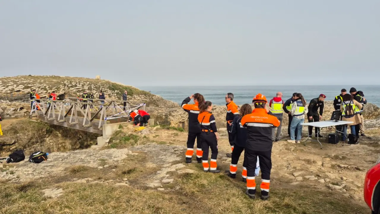 Operativo de b&uacute;squeda tras el derrumbe de la pasarela en Santander. 112 CANTABRIA