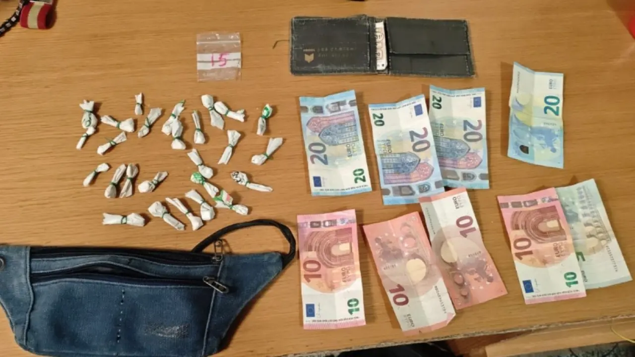 Dosis de coca&iacute;na y dinero intervenidos por la Polic&iacute;a Local. AYUNTAMIENTO DE VELILLA DE SAN ANTONIO
