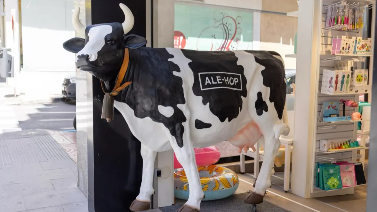La caracter&iacute;stica vaca que da la bienvenida en la entrada de las tiendas ALE-HOP. SHUTTERSTOCK
