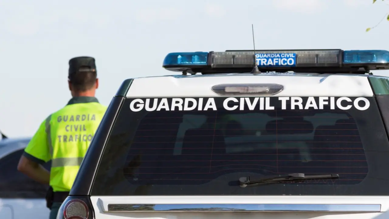 Control de la Guardia Civil de Tr&aacute;fico en una carretera, en una imagen de archivo. SHUTTERSTOCK.