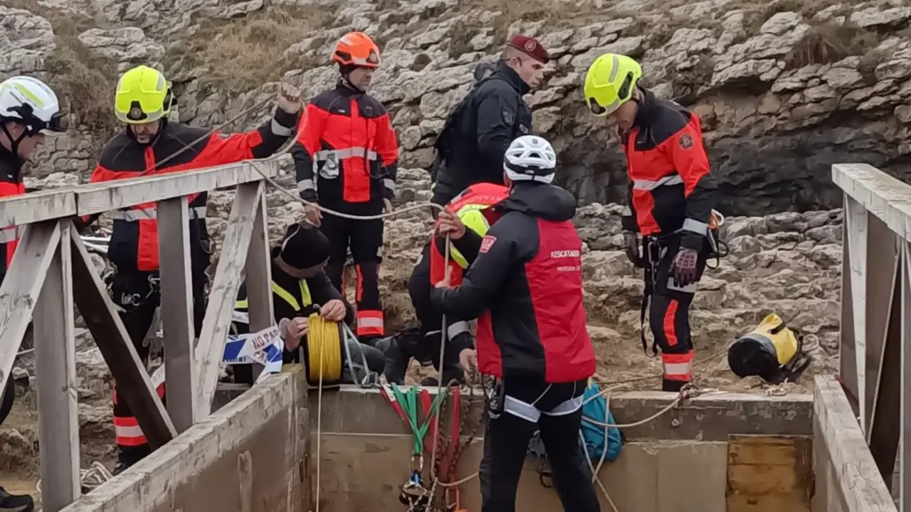 Equipos de rescate trabajando este jueves en la pasarela de El Bocal. 112 CANTABRIA