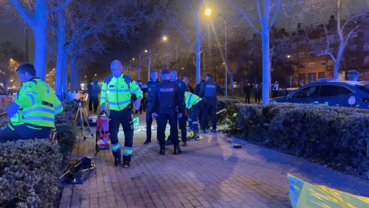 Polic&iacute;a y sanitarios del SAMUR intervienen tras la agresi&oacute;n con arma blanca en la avenida de Asturias, en Tetu&aacute;n. EMERGENCIAS MADRID