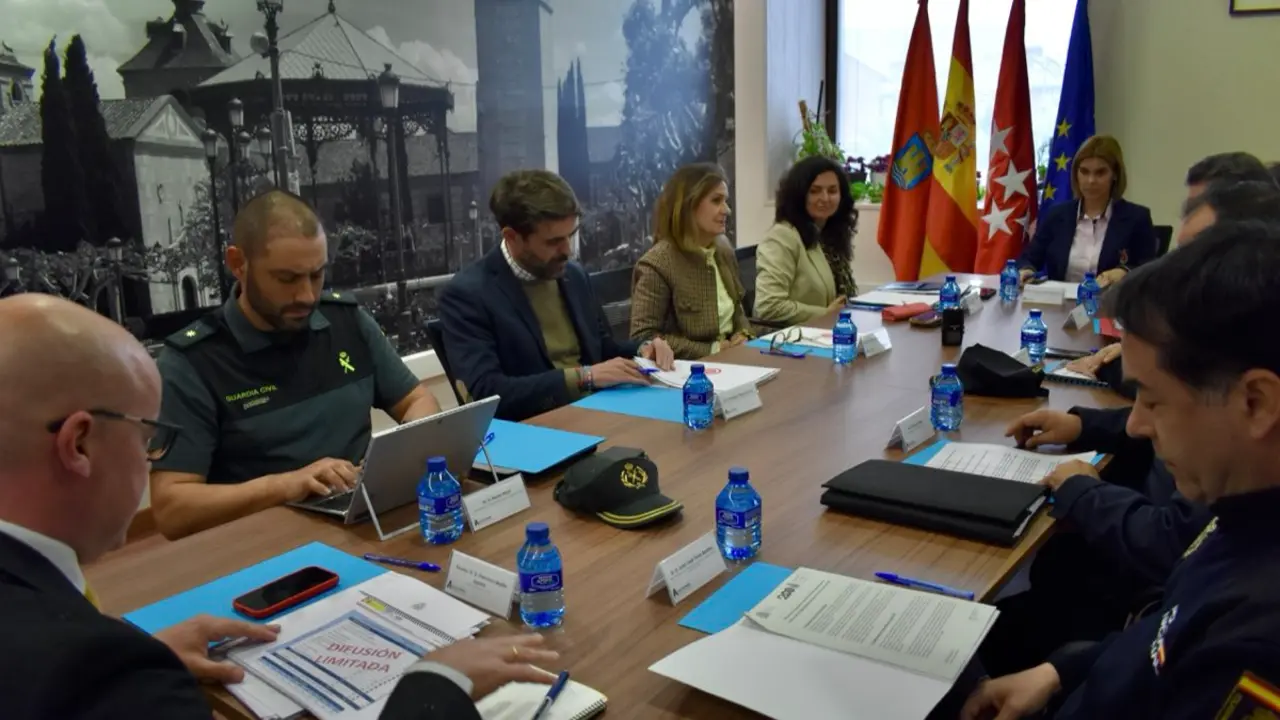 La alcaldesa Judith Piquet y el delegado del Gobierno, Francisco Mart&iacute;n, durante la Junta Local de Seguridad de Alcal&aacute; de Henares. DELEGACI&Oacute;N DEL GOBIERNO EN MADRID