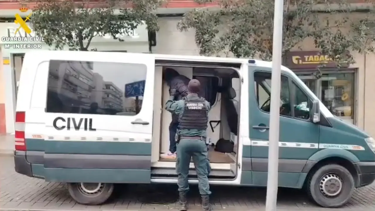 Guardia Civil traslada a uno de los detenidos por los robos de veh&iacute;culos. GUARDIA CIVIL