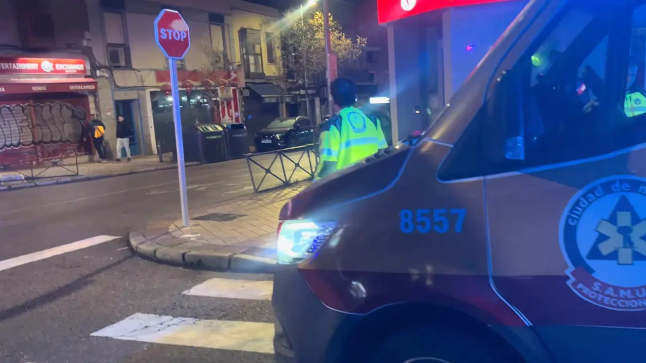 Sanitarios del SAMUR atienden a un joven apu&ntilde;alado en la calle Pilarica, en el distrito madrile&ntilde;o de Usera. EMERGENCIAS MADRID