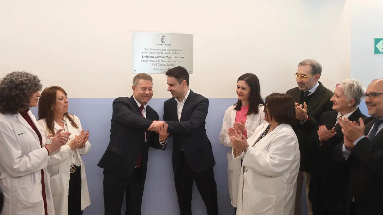 Page y el alcalde de Cabanillas, Jos&eacute; Garc&iacute;a Salinas, durante la inauguraci&oacute;n del nuevo centro de salud. AYUNTAMIENTO DE CABANILLAS