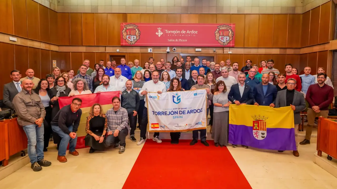 Representantes de clubes y entidades deportivas de la ciudad durante el acto de reconocimiento celebrado en el Ayuntamiento. AYUNTAMIENTO DE TORREJ&Oacute;N DE ARDOZ