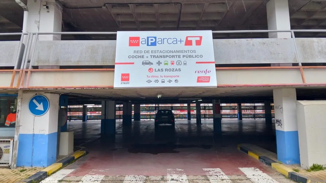 Aparcamiento Aparca+T en la estaci&oacute;n de Las Rozas. RENFE