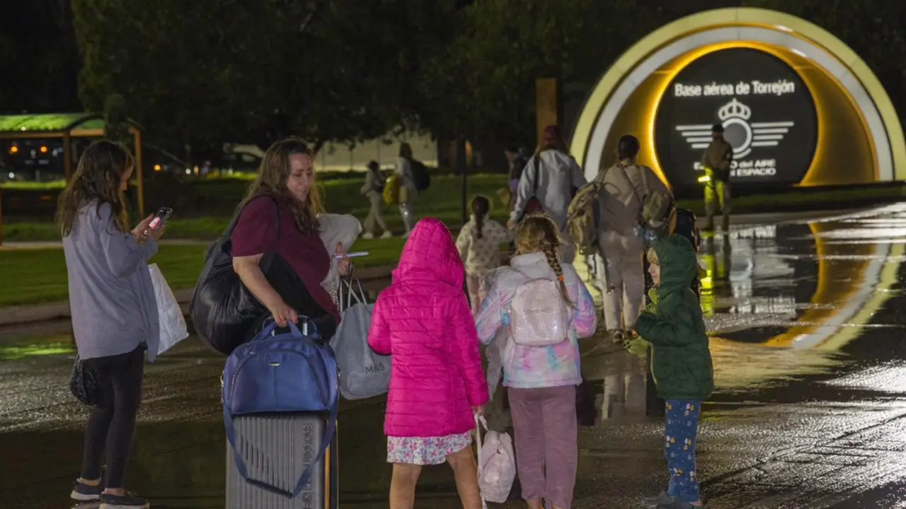 Evacuados espa&ntilde;oles llegan a la Base A&eacute;rea de Torrej&oacute;n tras ser repatriados desde Oriente Pr&oacute;ximo. MINISTERIO DE DEFENSA