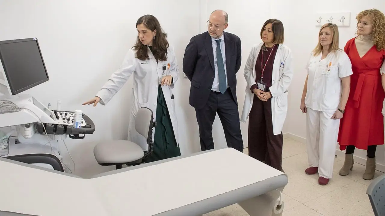 El gerente del SESCAM visita la Unidad de Enfermer&iacute;a Cardiovascular del Hospital de Guadalajara. JCCLM