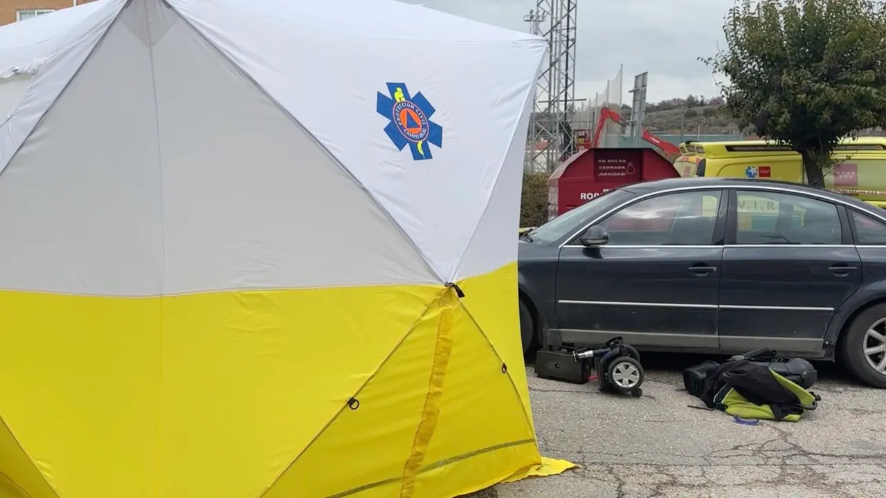 Moto de movilidad de la v&iacute;ctima en el lugar del atropello. 112 COMUNIDAD DE MADRID