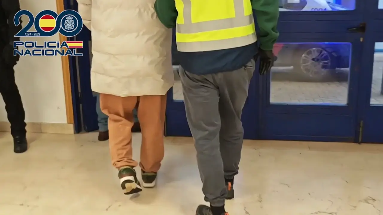 Traslado del detenido por agentes de la Polic&iacute;a Nacional. POLIC&Iacute;A NACIONAL