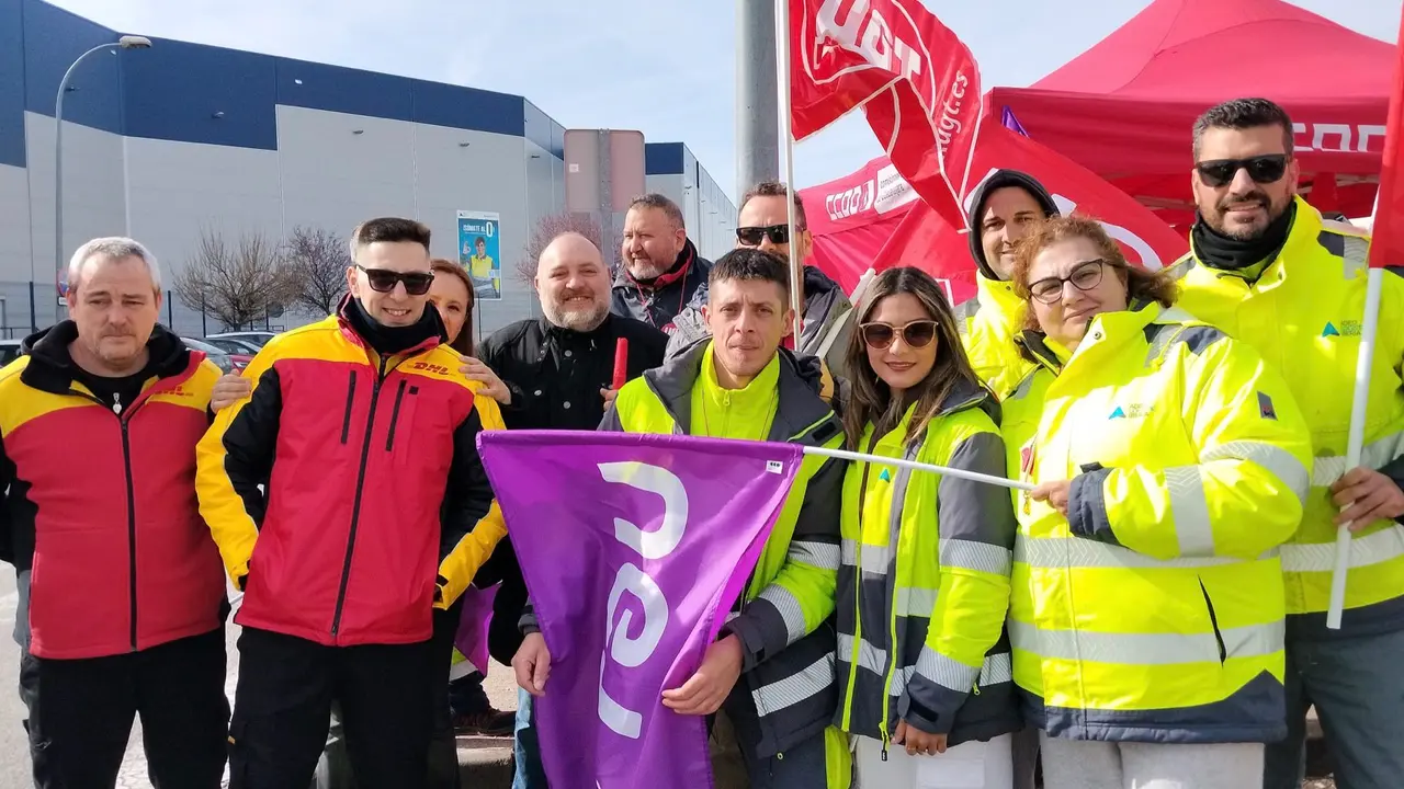 Trabajadores de Adeo Logistic durante la concentraci&oacute;n convocada por UGT y CCOO en Torija. UGT