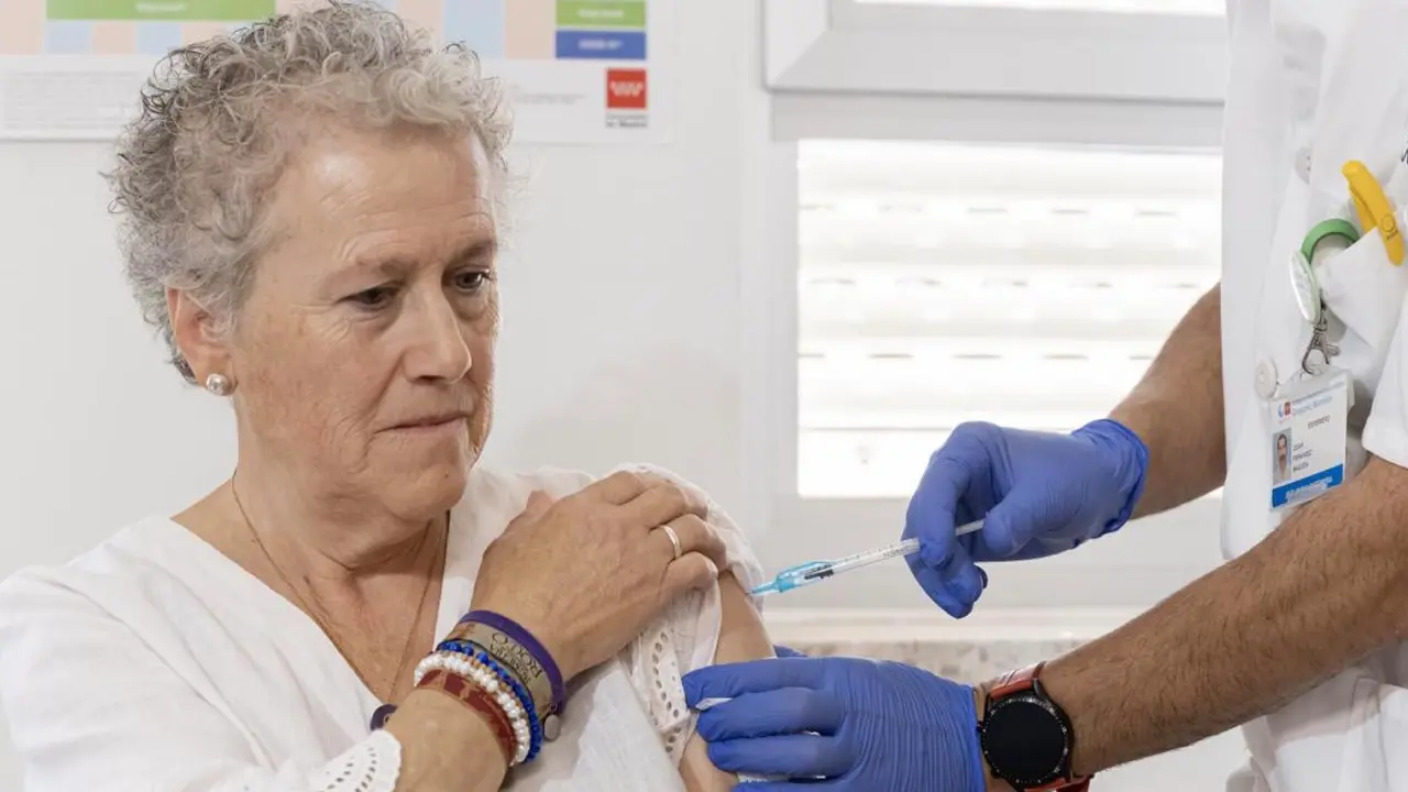 Una mujer recibe la vacuna frente al virus respiratorio sincitial. COMUNIDAD DE MADRID