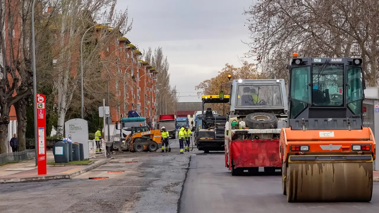 Obras de asfaltado en una calle de Torrej&oacute;n de Ardoz. AYUNTAMIENTO DE TORREJ&Oacute;N DE ARDOZ