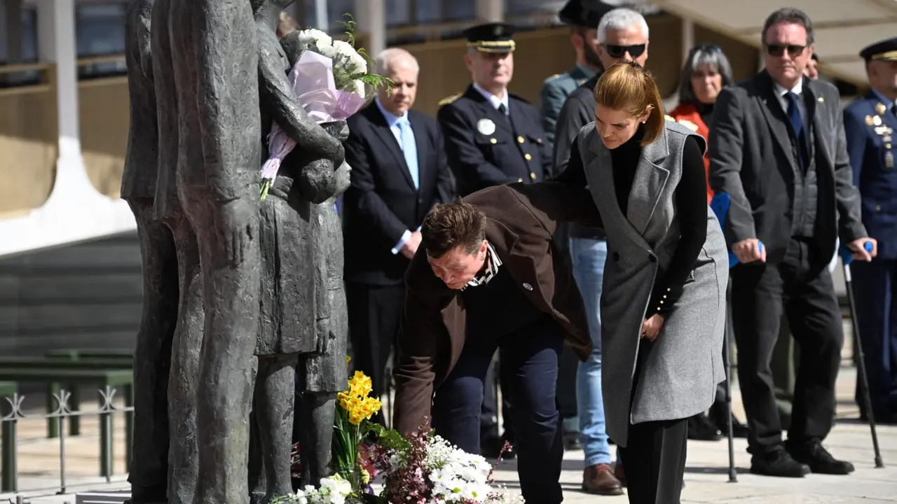 Judith Piquet, la alcaldesa de Alcal&aacute; de Henares, en la ofrenda floral. AYUNTAMIENTO DE ALCAL&Aacute;