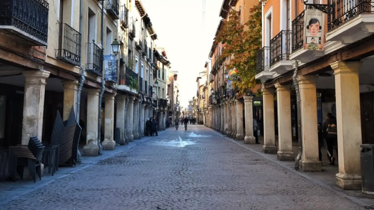 Calle Mayor de Alcal&aacute; de Henares, cuyo pavimento ser&aacute; reparado tras Semana Santa. AYUNTAMIENTO DE ALCAL&Aacute; DE HENARES
