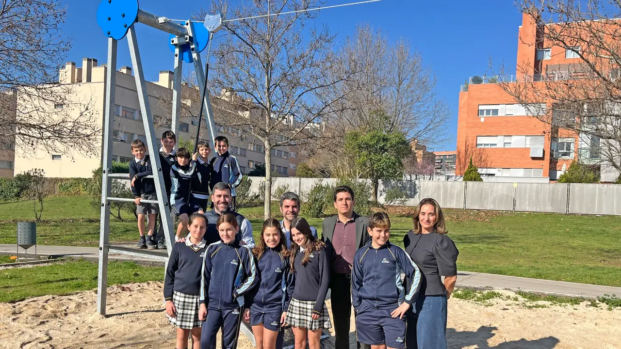 El alcalde junto a varios ni&ntilde;os en la inauguraci&oacute;n de la nueva tirolina. AYUNTAMIENTO DE PARACUELLOS