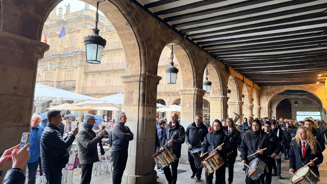 Pasacalles de la Banda de Palio de Juventudes Musicales durante la presentaci&oacute;n de la Semana Santa de Alcal&aacute; en Salamanca. AYUNTAMIENTO DE ALCAL&Aacute; DE HENARES
