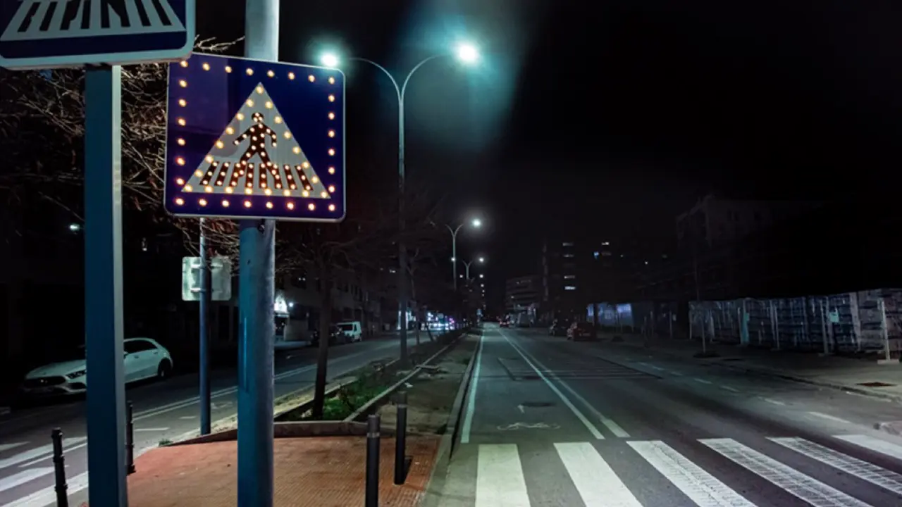 Paso de peatones con se&ntilde;al luminosa inteligente instalada en Rivas Vaciamadrid. AYUNTAMIENTO DE RIVAS VACIAMADRID