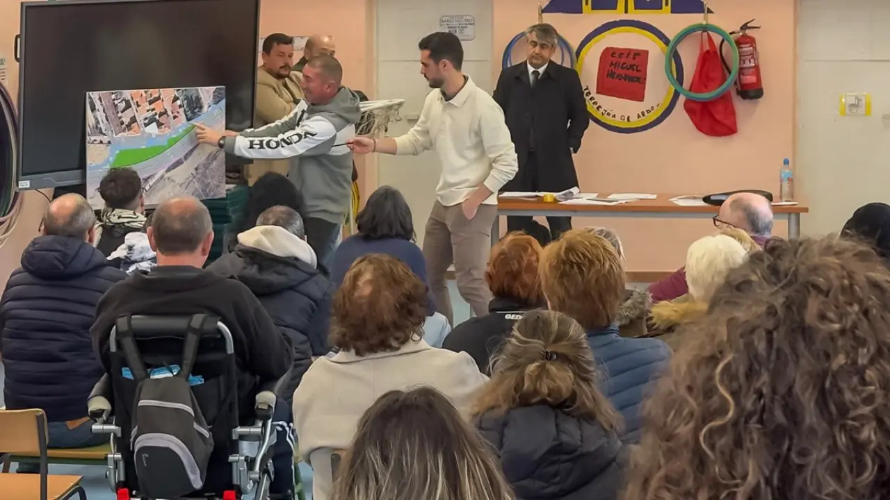 Reuni&oacute;n del alcalde con los vecinos del barrio de El Castillo. AYUNTAMIENTO DE TORREJ&Oacute;N DE ARDOZ