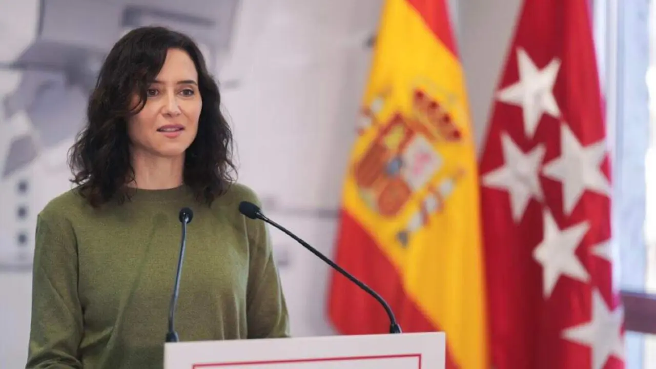 Ayuso, durante su visita este martes a Fuenlabrada. COMUNIDAD DE MADRID