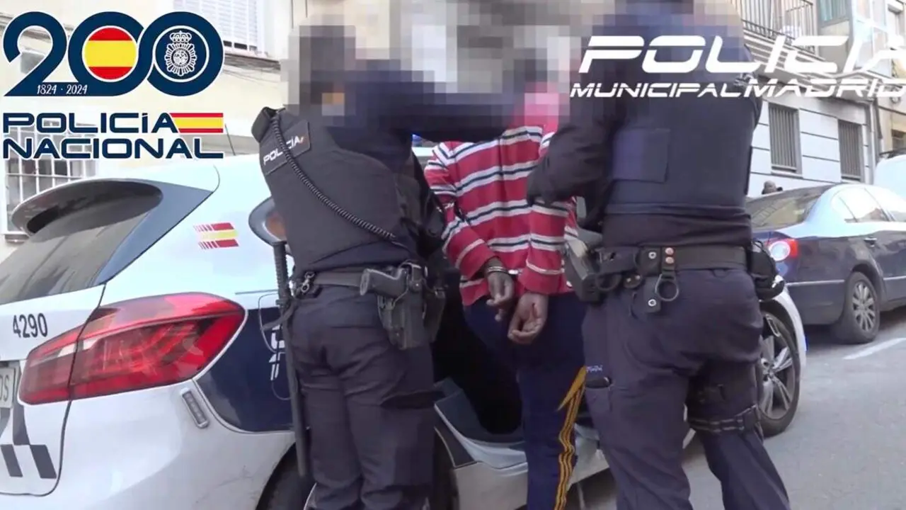 Detenci&oacute;n de uno de los implicados durante la operaci&oacute;n contra narcopisos en Puente de Vallecas. POLIC&Iacute;A NACIONAL / POLIC&Iacute;A MUNICIPAL DE MADRID