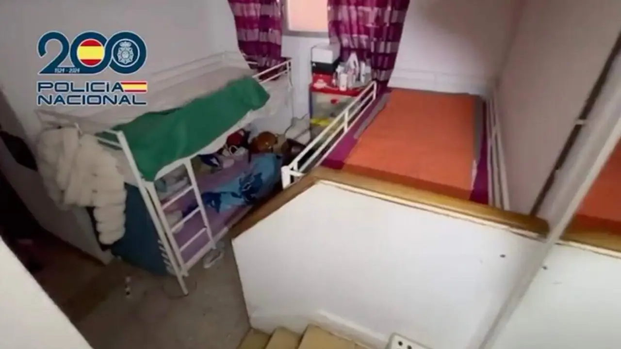 Habitaci&oacute;n del s&oacute;tano donde viv&iacute;an hacinadas las v&iacute;ctimas. POLIC&Iacute;A NACIONAL