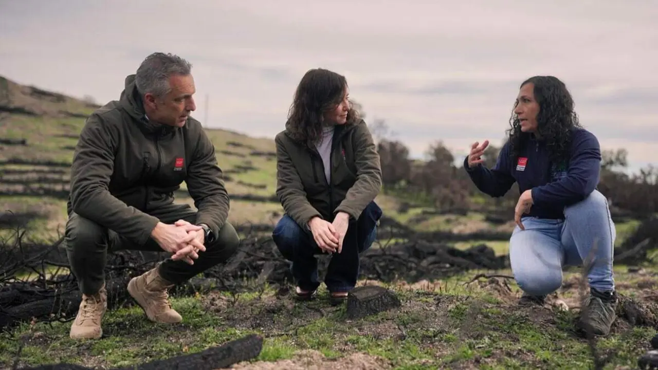 La presidenta de la Comunidad de Madrid durante su visita al Monte de Vi&ntilde;uelas. COMUNIDAD DE MADRID