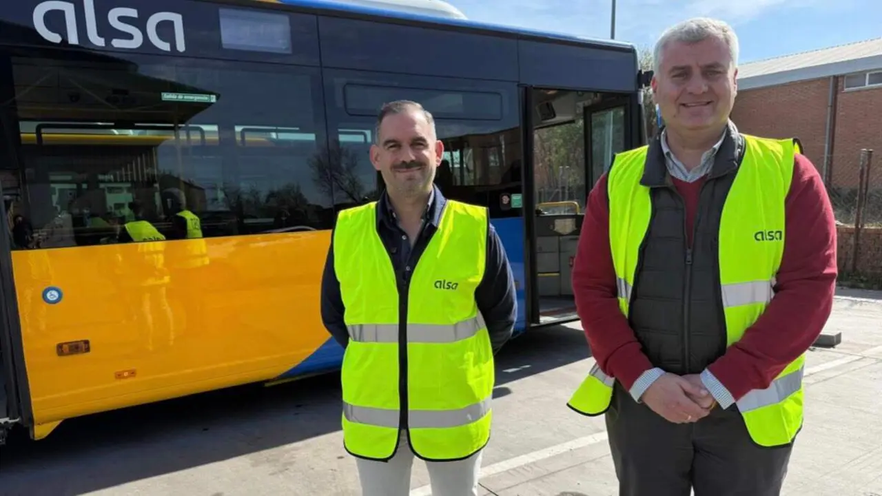 El concejal de Infraestructuras, Santiago L&oacute;pez, junto a la flota municipal de autobuses en el Pol&iacute;gono Industrial del Henares. AYUNTAMIENTO DE GUADALAJARA