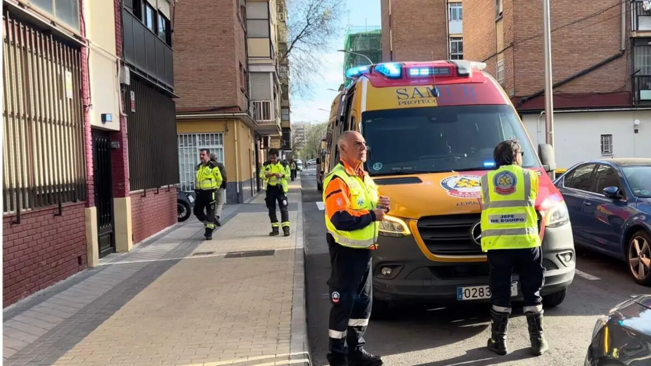 Intervenci&oacute;n de los sanitarios del SAMUR en Villaverde tras el apu&ntilde;alamiento de un menor. EMERGENCIAS MADRID