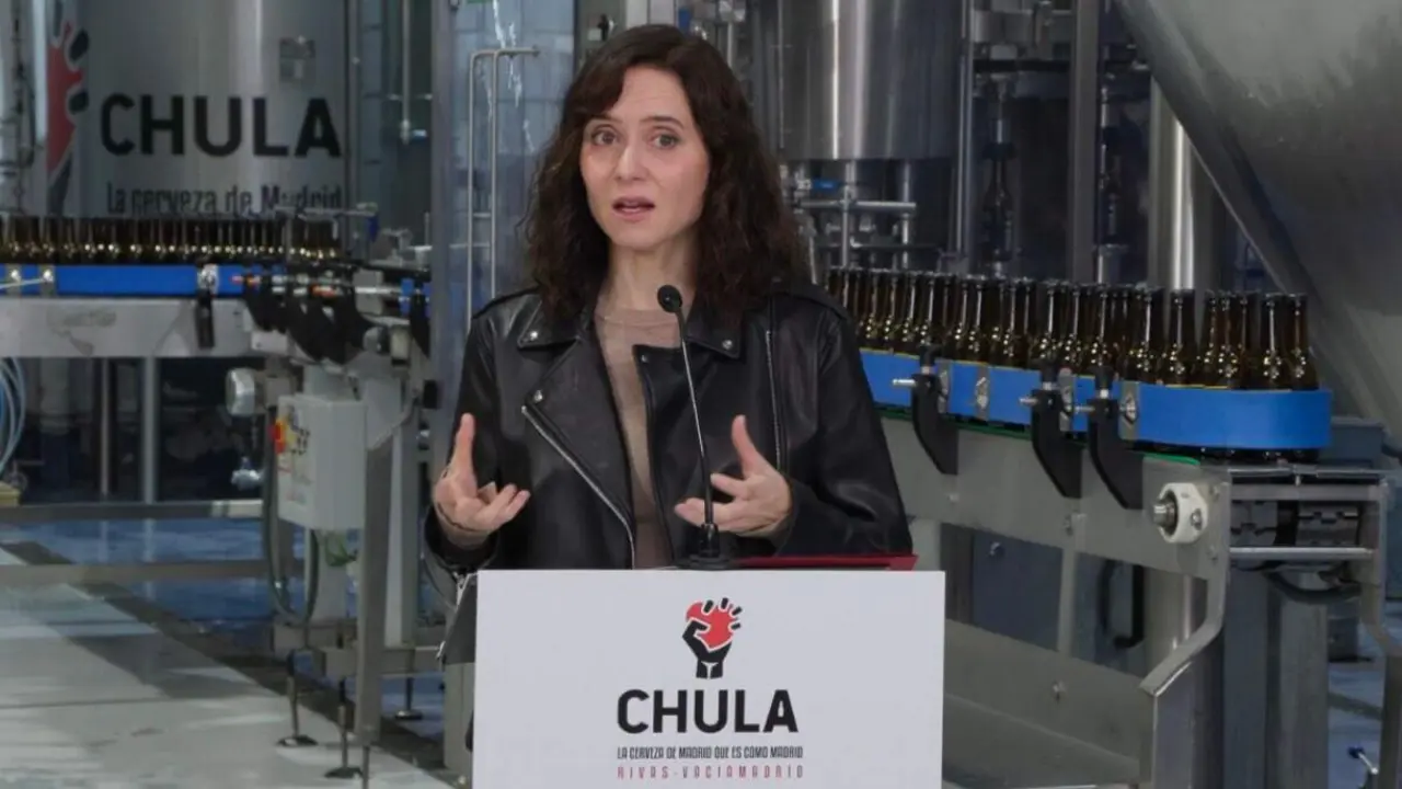 Ayuso tras visitar la f&aacute;brica de Cervezas Chula en Rivas Vaciamadrid. COMUNIDAD DE MADRID