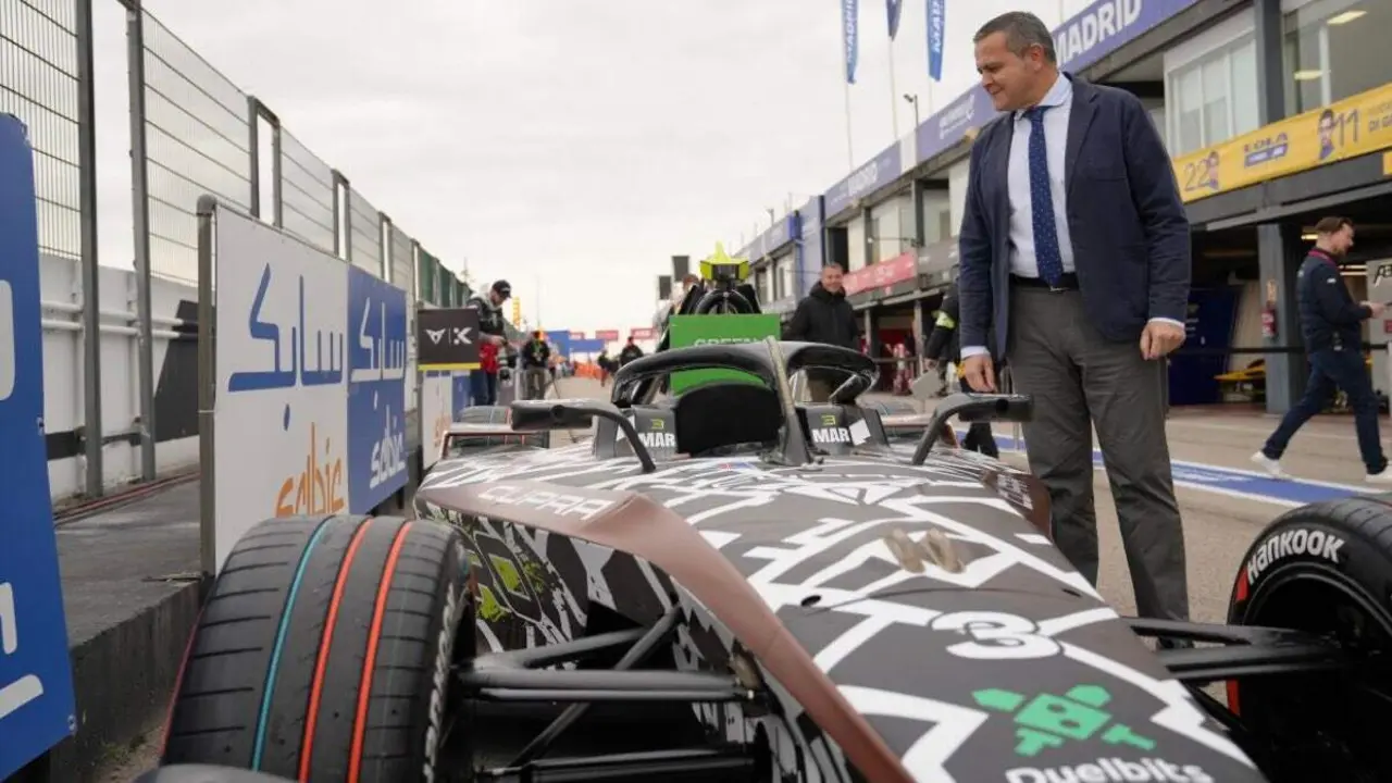 El consejero madrile&ntilde;o Jorge Rodrigo junto a un monoplaza de F&oacute;rmula E en el Circuito del Jarama. COMUNIDAD DE MADRID