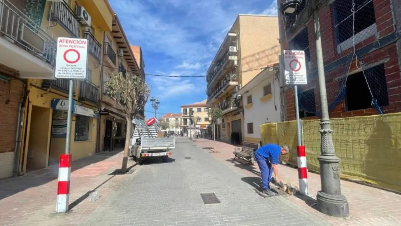 Nueva se&ntilde;alizaci&oacute;n en la zona peatonal de Velilla de San Antonio. AYUNTAMIENTO DE VELILLA DE SAN ANTONIO