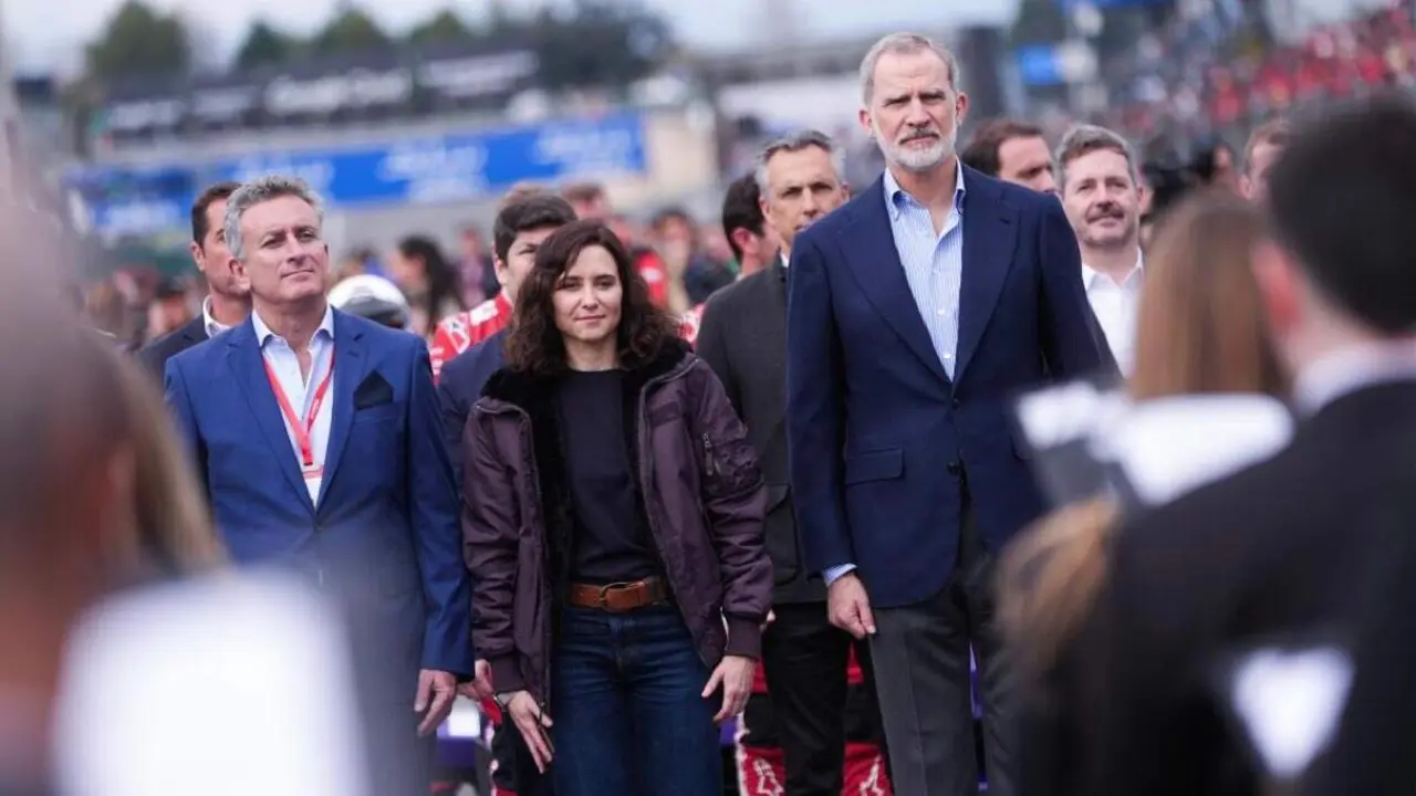 El Rey Felipe VI y la presidenta Isabel D&iacute;az Ayuso durante su visita al Madrid E-Prix en el Circuito de Madrid-Jarama. COMUNIDAD DE MADRID