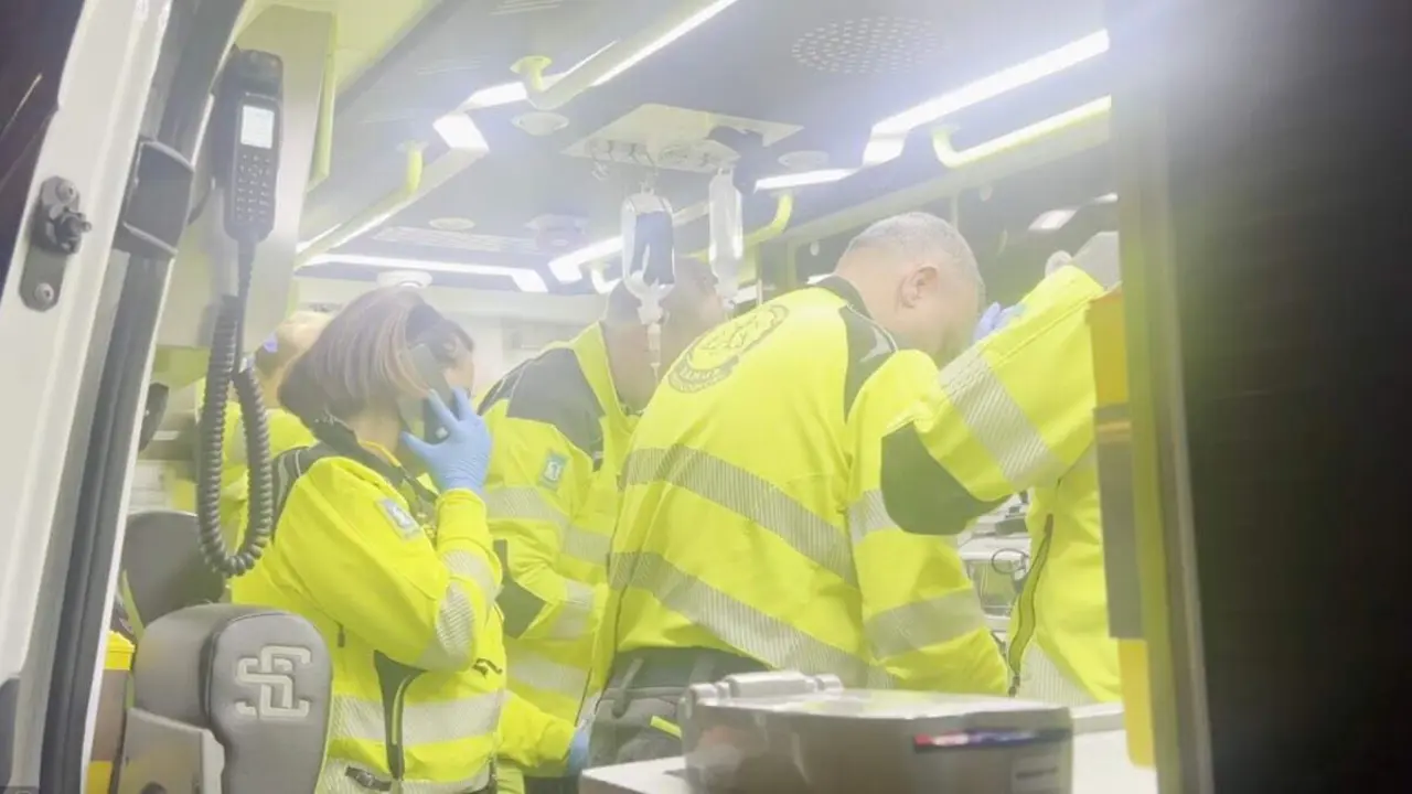 Los sanitarios del SAMUR en el lugar del suceso. EMERGENCIAS MADRID